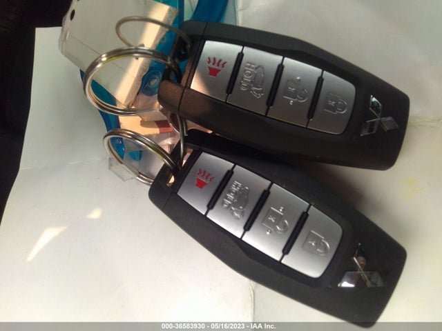 JA4J4UA82NZ059617 Mitsubishi Outlander Se