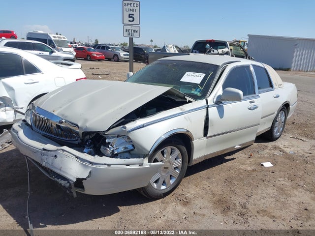 2007 LINCOLN TOWN CAR SIGNATURE VIN: 1LNHM81W07Y637082