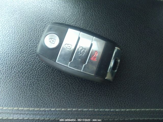 KNDCE3LC2H5077215 KIA Niro Touring