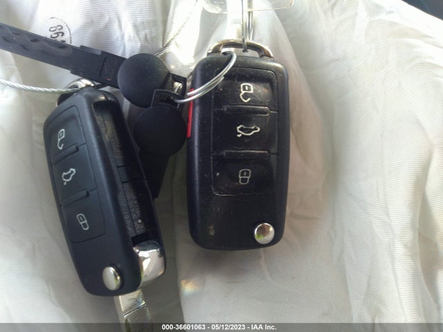 1VWAT7A35GC035216 Volkswagen Passat 1.8t S