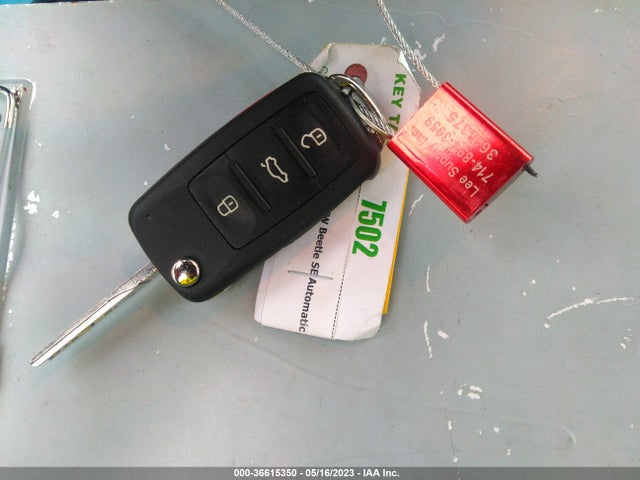3VWJD7AT1KM719913 Volkswagen Beetle Se