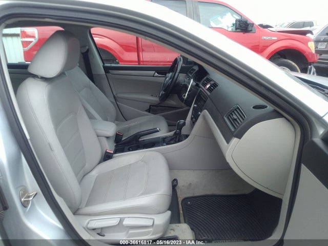 1VWAS7A38FC019822 Volkswagen Passat 1.8t Wolfsburg Ed