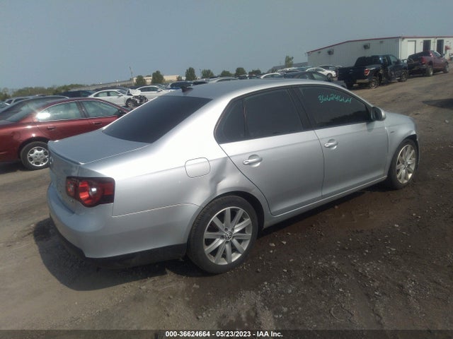 2010 VOLKSWAGEN JETTA SEDAN WOLFSBURG VIN: 3VWRA7AJ9AM151872