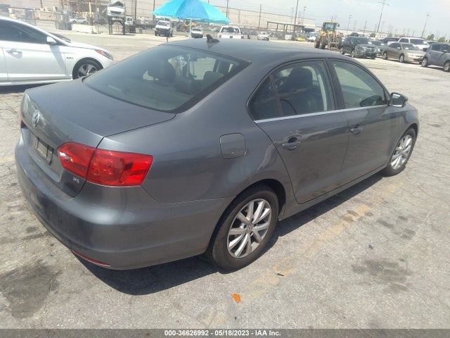 3VWD17AJ7EM354825 Volkswagen Jetta Sedan Se
