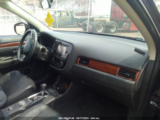 JA4AZ3A35FZ013555 Mitsubishi Outlander Se