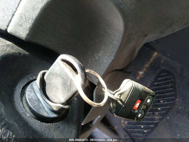 2005 FORD ESCAPE XLS VIN: 1FMYU92Z15KC22786
