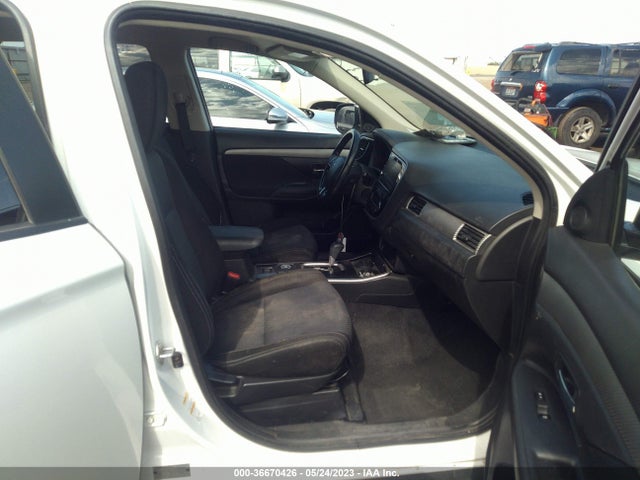 JA4AZ3A37HZ035379 Mitsubishi Outlander Se