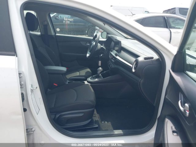 3KPF24AD8ME327563 KIA Forte Lxs