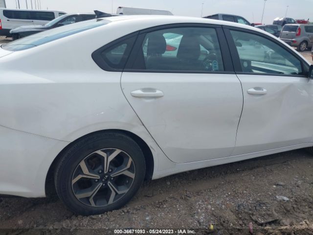 3KPF24AD8ME327563 KIA Forte Lxs