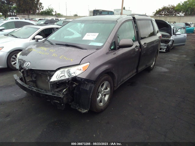 Toyota SIENNA LE 2017 5TDKZ3DC0HS767523 Image 2