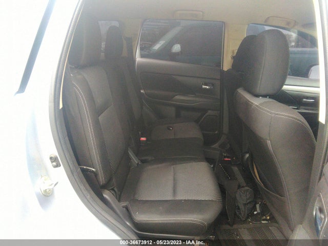 JA4AD3A33HZ007884 Mitsubishi Outlander Se