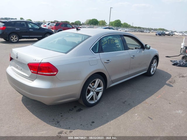 1VWBS7A31EC068816 Volkswagen Passat Se W/sunroof