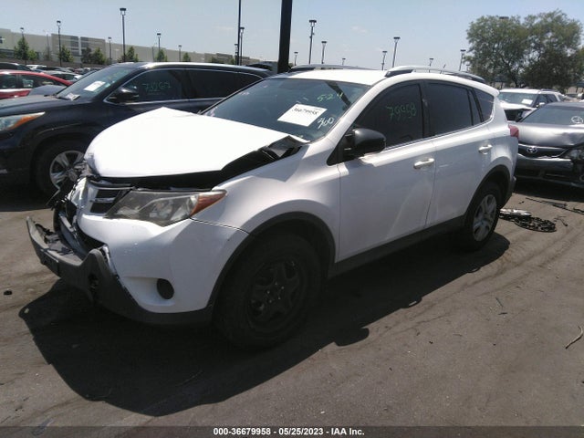 Toyota RAV4 LE 2015 JTMZFREV9FJ027022 Image 2