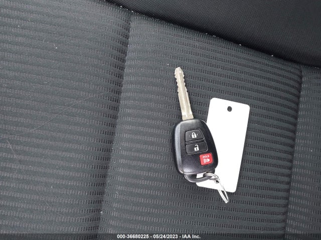 Toyota RAV4 LE 2018 JTMBFREV9JJ740982 Image 3