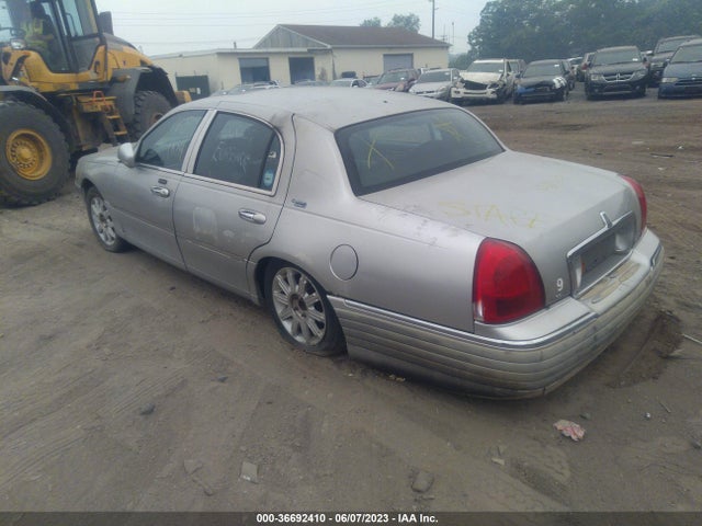 2006 LINCOLN TOWN CAR SIGNATURE LIMITED VIN: 1LNHM82W46Y635610