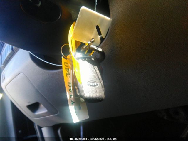 KNDMB5C19J6404877 KIA SEDONA LX