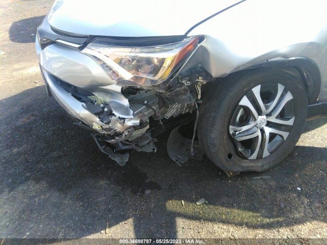 Toyota RAV4 LE 2018 JTMBFREV6JJ203180 Image 7