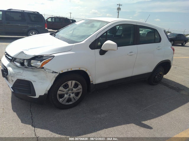 Chevrolet TRAX LS 2018 KL7CJKSB1JB699923 Image 2