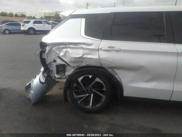 JA4J3UA88NZ011056 Mitsubishi Outlander Se