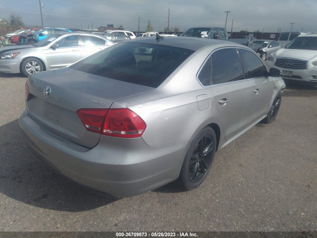 1VWBT7A35EC052423 Volkswagen Passat Se W/sunroof