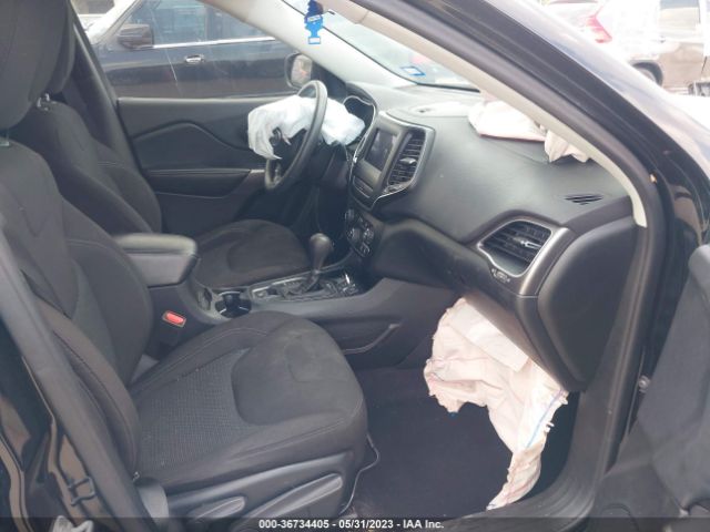 1C4PJLCB2KD175758 Jeep Cherokee Latitude