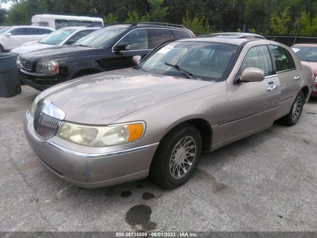 2002 LINCOLN TOWN CAR SIG. VIN: 1LNHM82WX2Y628641