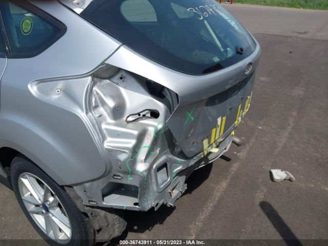 1FADP3K21JL322035 Ford FOCUS SE