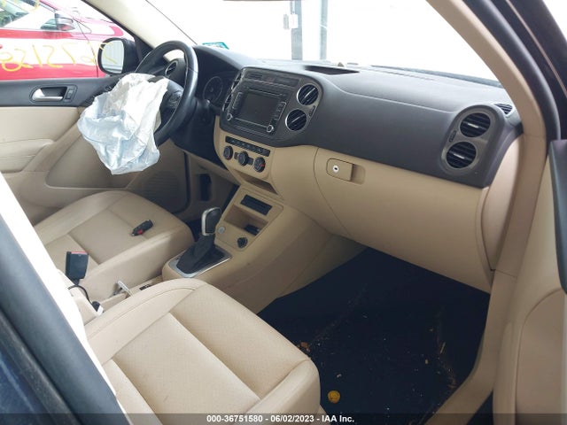WVGAV7AX7FW506324 Volkswagen TIGUAN SE