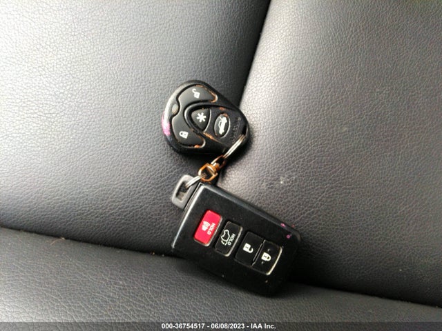 Toyota RAV4 SE 2018 JTMJFREV6JJ738117 Image 3