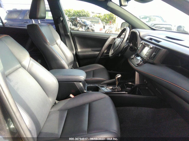 Toyota RAV4 SE 2018 JTMJFREV6JJ738117 Image 6