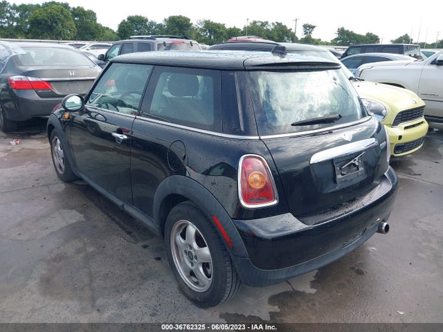 2010 MINI COOPER HARDTOP WMWMF3C51ATZ64838 Photo 2