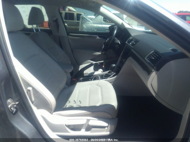 1VWBT7A39HC077961 Volkswagen Passat 1.8t Se