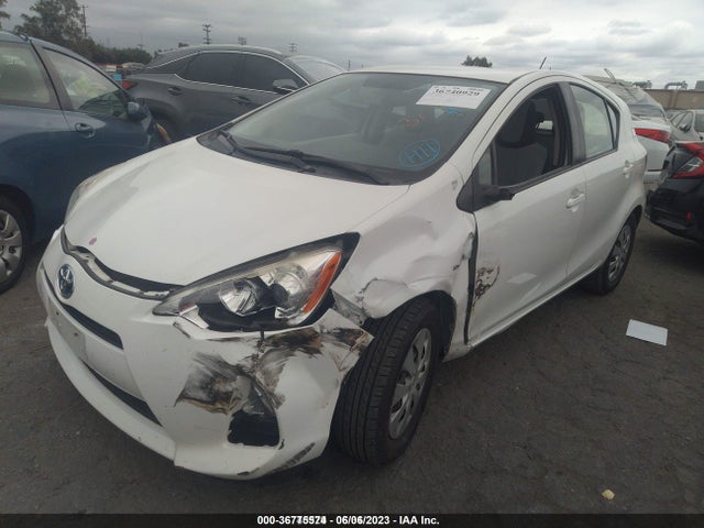 Toyota Prius C One/three/two/four 2014 JTDKDTB33E1076108 Image 2