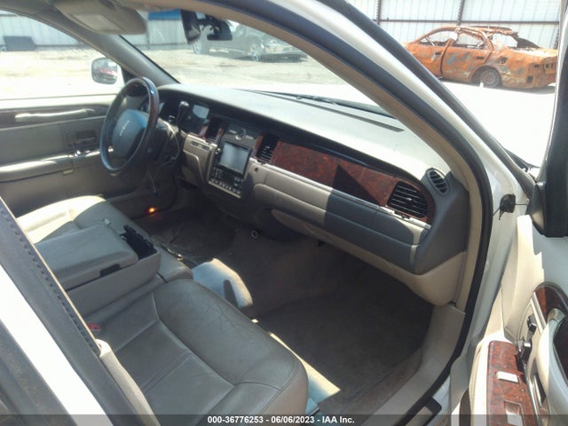Продажа на аукционе авто 2009 Lincoln Town Car Signature Limited, vin: 2LNHM82V19X630327, номер лота: 36776253