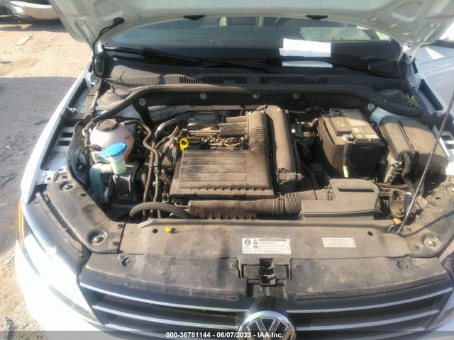 3VWDB7AJ0JM262205 Volkswagen Jetta 1.4t Se/1.4t Wolfsburg Edition