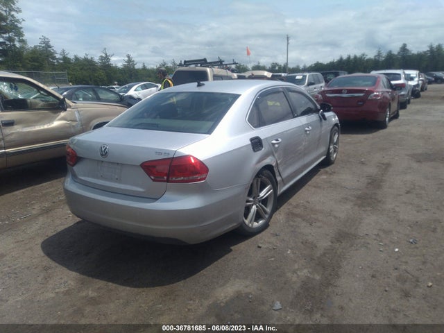 1VWBT7A30EC040776 Volkswagen Passat Se W/sunroof