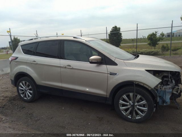 1FMCU9J93HUE70574 Ford Escape Titanium
