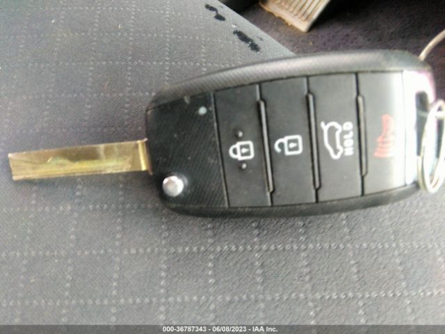 5XYPGDA32GG168768 KIA SORENTO LX