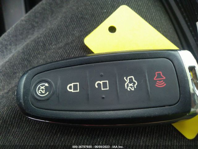 1FMCU9J98KUB17870 Ford Escape Titanium