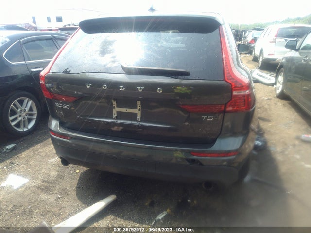 2018 VOLVO XC60 MOMENTUM VIN: YV4102RK1J1071320