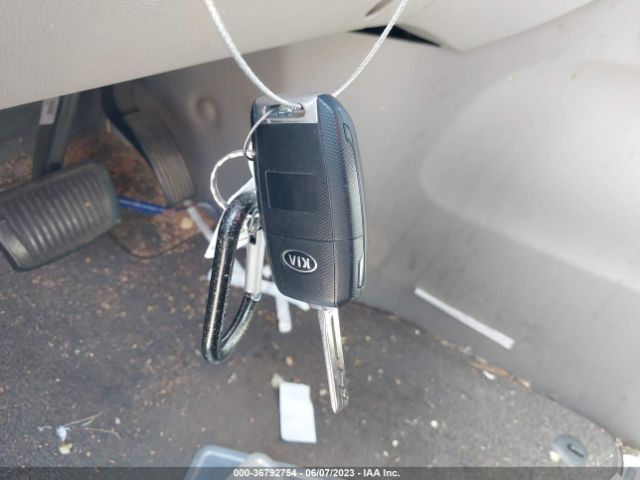 KNDMB5C15G6192830 KIA SEDONA LX