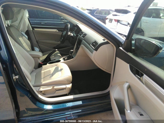 1VWLA7A36KC005858 Volkswagen Passat 2.0t Wolfsburg Edition