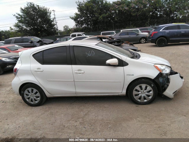 Toyota Prius C One/three/two/four 2014 JTDKDTB33E1570792 Image 13