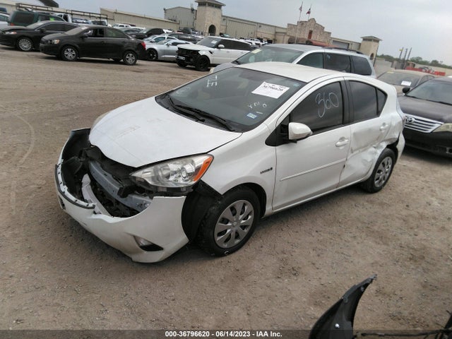 Toyota Prius C One/three/two/four 2014 JTDKDTB33E1570792 Image 2