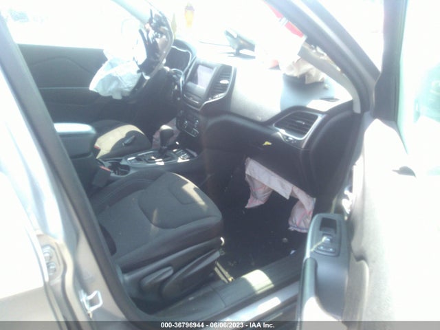 1C4PJLCB1KD204716 Jeep Cherokee Latitude
