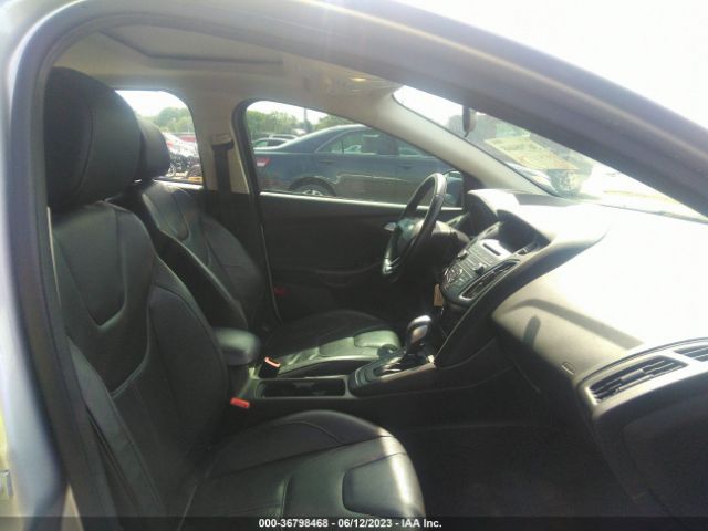 1FADP3K22FL330250 Ford FOCUS SE