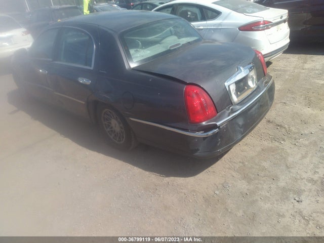 1998 LINCOLN TOWN CAR SIGNATURE VIN: 1LNFM82W3WY690136
