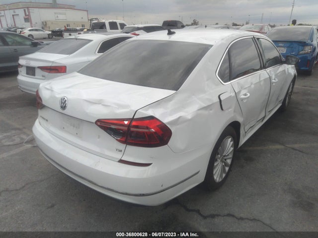 1VWBT7A3XHC075586 Volkswagen Passat 1.8t Se