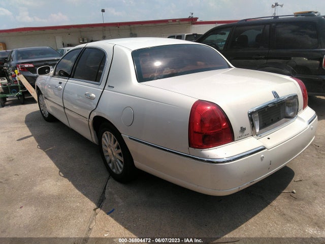 2003 LINCOLN TOWN CAR SIGNATURE VIN: 1LNHM82W83Y616098