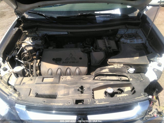 JA4AZ3A35JZ015282 Mitsubishi Outlander Se
